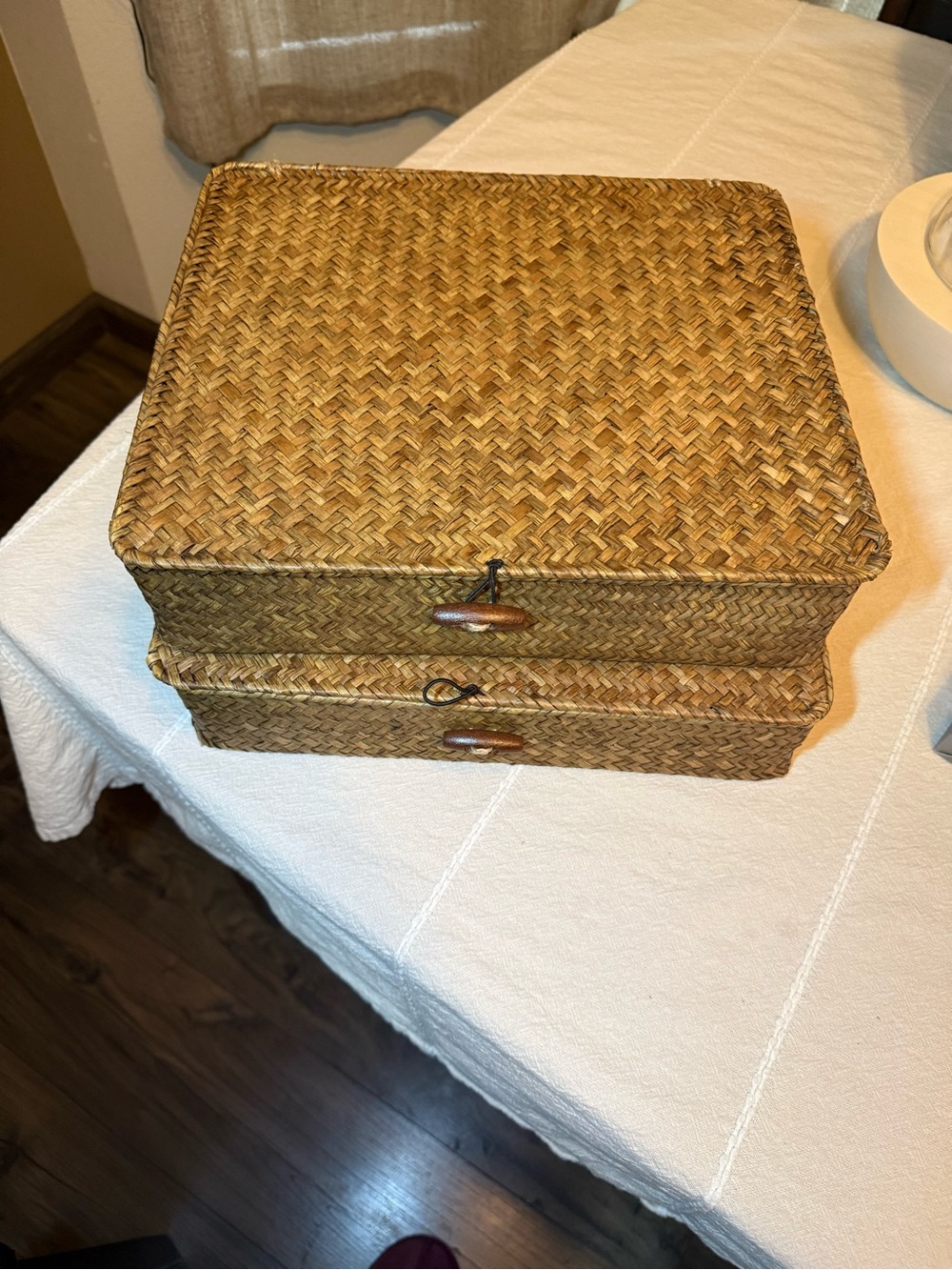 Set of 2 wicker baskets with lids